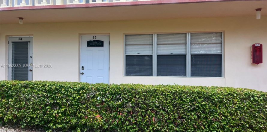 Condominio en West Palm Beach, Florida, 1 dormitorio  № 2024991