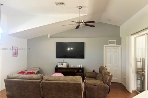 Casa en venta en Naples, Florida, 3 dormitorios № 1965113 - foto 3