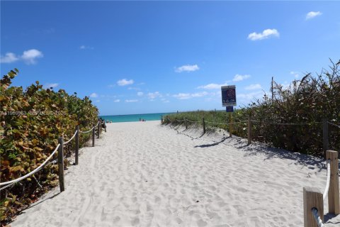 House in Miami Beach, Florida 2 bedrooms, 83.61 sq.m. № 2023320