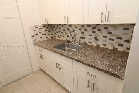 Casa en alquiler en Miami Beach, Florida, 2 dormitorios, 83.61 m2 № 2023320 - foto 17