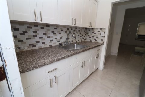 Casa en alquiler en Miami Beach, Florida, 2 dormitorios, 83.61 m2 № 2023320 - foto 15