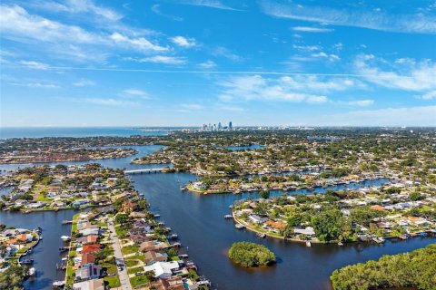 Casa en venta en Saint Petersburg, Florida, 4 dormitorios, 182.37 m2 № 1759700 - foto 27
