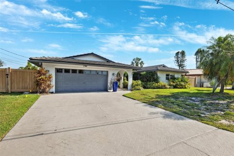 Casa en venta en Saint Petersburg, Florida, 4 dormitorios, 182.37 m2 № 1759700 - foto 1