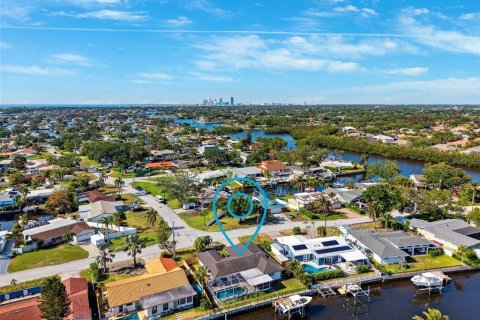 Casa en venta en Saint Petersburg, Florida, 4 dormitorios, 182.37 m2 № 1759700 - foto 2