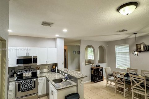 Купить таунхаус в Хомстед, Флорида 3 спальни, 171.87м2, № 1930805 - фото 11