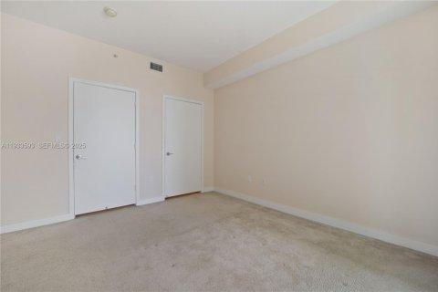 Condo in Miami, Florida, 2 bedrooms  № 1991329 - photo 19