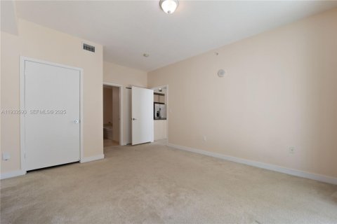 Condo in Miami, Florida, 2 bedrooms  № 1991329 - photo 13