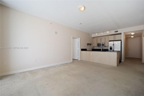 Condo in Miami, Florida, 2 bedrooms  № 1991329 - photo 5
