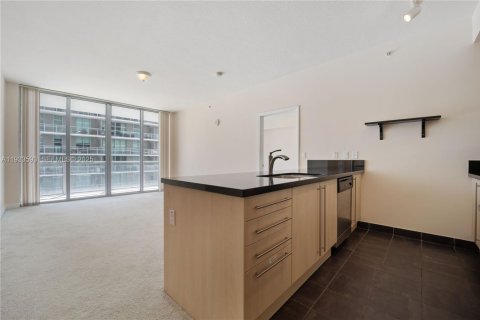 Condo in Miami, Florida, 2 bedrooms  № 1991329 - photo 7