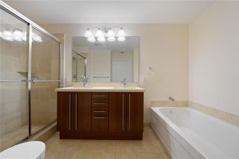 Condo in Miami, Florida, 2 bedrooms  № 1991329 - photo 15
