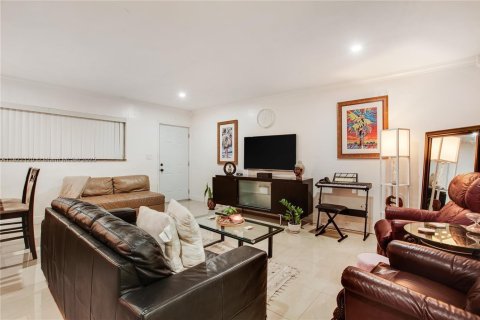 Condominio en alquiler en North Miami, Florida, 2 dormitorios, 106.47 m2 № 1958656 - foto 2
