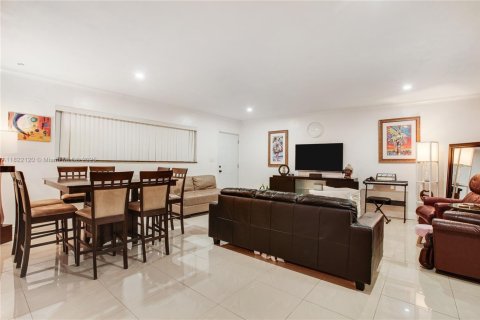 Condominio en alquiler en North Miami, Florida, 2 dormitorios, 106.47 m2 № 1958656 - foto 4