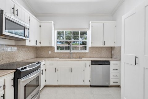 Villa ou maison à louer à Coral Gables, Floride: 3 chambres, 191.19 m2 № 1691125 - photo 3