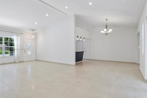 Villa ou maison à louer à Coral Gables, Floride: 3 chambres, 191.19 m2 № 1691125 - photo 11