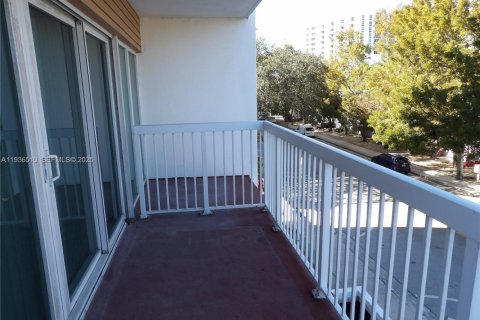 Condo in Miami, Florida, 1 bedroom  № 1994708 - photo 7
