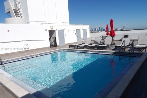 Condo in Miami, Florida, 1 bedroom  № 1994708 - photo 2