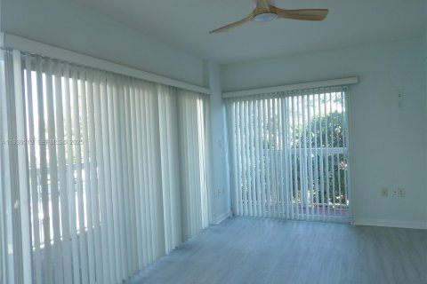 Condo in Miami, Florida, 1 bedroom  № 1994708 - photo 3
