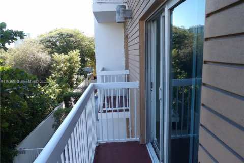 Condo in Miami, Florida, 1 bedroom  № 1994708 - photo 19