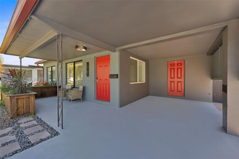 House in Oakland Park, Florida 2 bedrooms, 108.05 sq.m. № 2038195