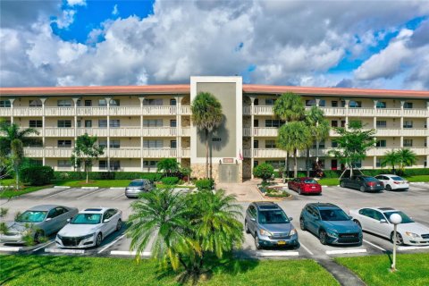 Condo in Coconut Creek, Florida, 2 bedrooms  № 1026994 - photo 1