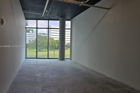 Propiedad comercial en venta en Aventura, Florida № 2026068 - foto 2