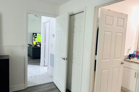 Casa en venta en Cape Coral, Florida, 3 dormitorios № 2013786 - foto 17