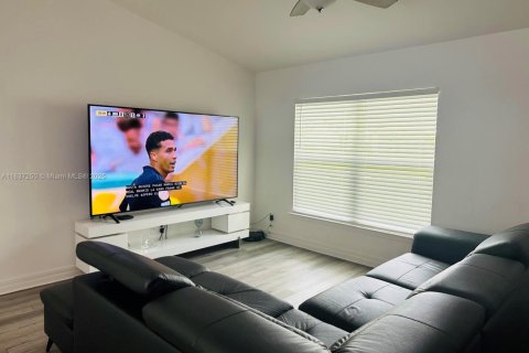 Casa en venta en Cape Coral, Florida, 3 dormitorios № 2013786 - foto 4