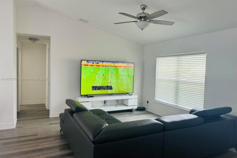 Casa en venta en Cape Coral, Florida, 3 dormitorios № 2013786 - foto 8