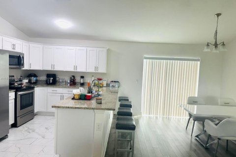 Casa en venta en Cape Coral, Florida, 3 dormitorios № 2013786 - foto 5