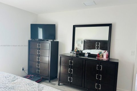 Casa en venta en Cape Coral, Florida, 3 dormitorios № 2013786 - foto 16