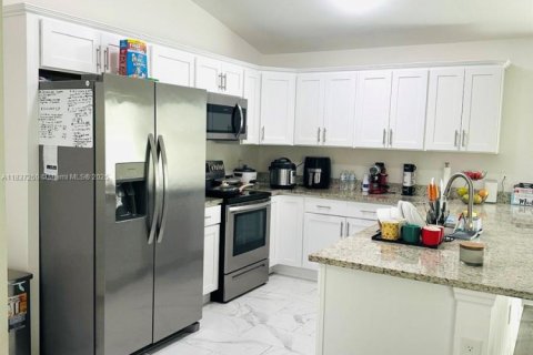 Casa en venta en Cape Coral, Florida, 3 dormitorios № 2013786 - foto 7