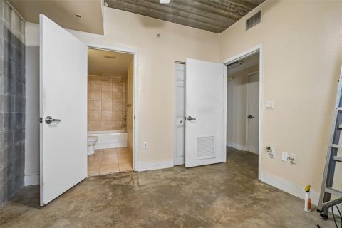 Condo in Gainesville, Florida, 3 bedrooms № 2215078 - photo 13