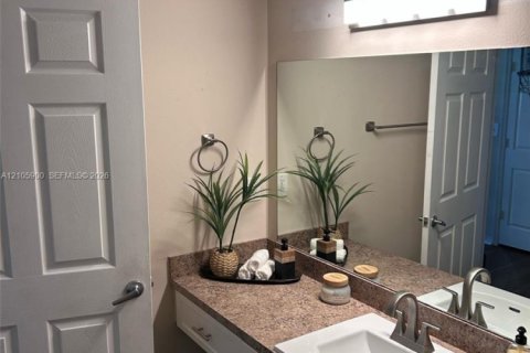 Copropriété à vendre à Pembroke Pines, Floride: 2 chambres, 104.98 m2 № 2414555 - photo 16