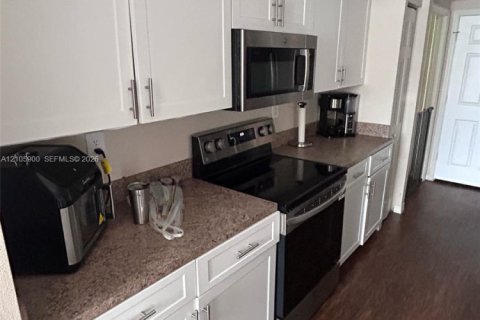 Copropriété à vendre à Pembroke Pines, Floride: 2 chambres, 104.98 m2 № 2414555 - photo 10