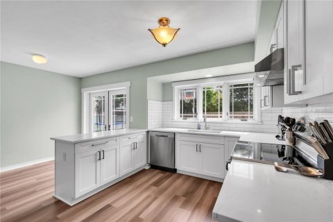 House in Tampa, Florida 4 bedrooms, 157.93 sq.m. № 1873543 - photo 12