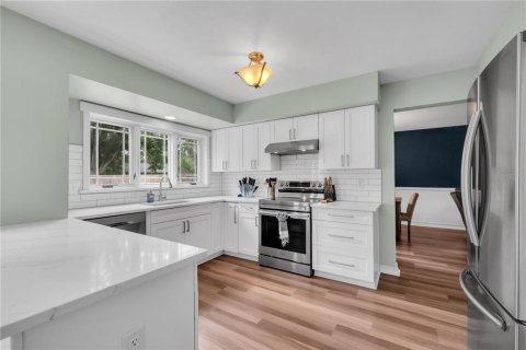 House in Tampa, Florida 4 bedrooms, 157.93 sq.m. № 1873543 - photo 13