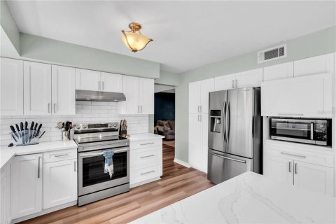 House in Tampa, Florida 4 bedrooms, 157.93 sq.m. № 1873543 - photo 14