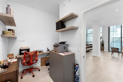 Condominio en venta en Miami, Florida, 3 dormitorios, 294.96 m2 № 1948199 - foto 18