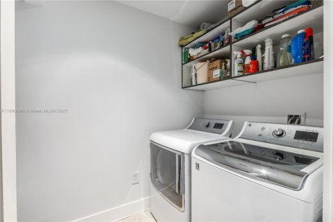 Condominio en venta en Miami, Florida, 3 dormitorios, 294.96 m2 № 1948199 - foto 25