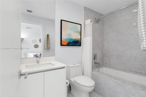 Condominio en venta en Miami, Florida, 3 dormitorios, 294.96 m2 № 1948199 - foto 15