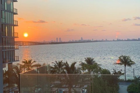 Condominio en venta en Miami, Florida, 3 dormitorios, 294.96 m2 № 1948199 - foto 1