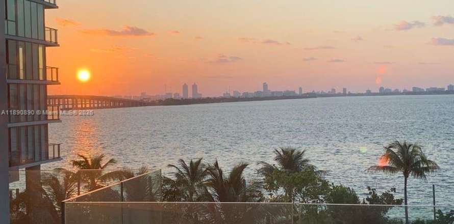 Condominio en Miami, Florida, 3 dormitorios  № 1948199