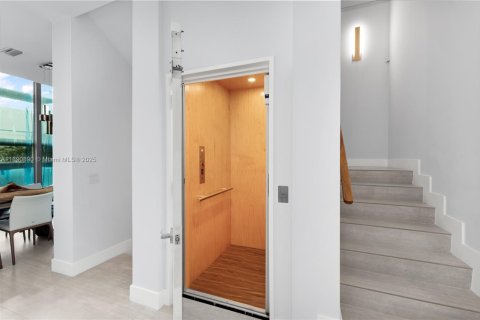 Condominio en venta en Miami, Florida, 3 dormitorios, 294.96 m2 № 1948199 - foto 20