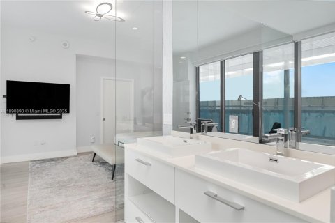 Condominio en venta en Miami, Florida, 3 dormitorios, 294.96 m2 № 1948199 - foto 13