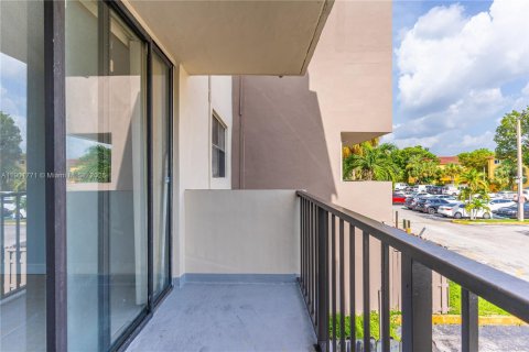 Condo in Miami, Florida, 2 bedrooms  № 1953245 - photo 13