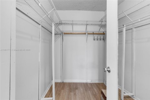 Condo in Miami, Florida, 2 bedrooms  № 1953245 - photo 11