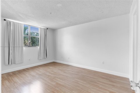 Condo in Miami, Florida, 2 bedrooms  № 1953245 - photo 9