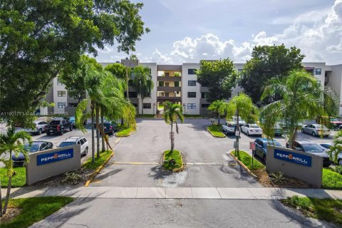 Condo in Miami, Florida, 2 bedrooms  № 1953245 - photo 1