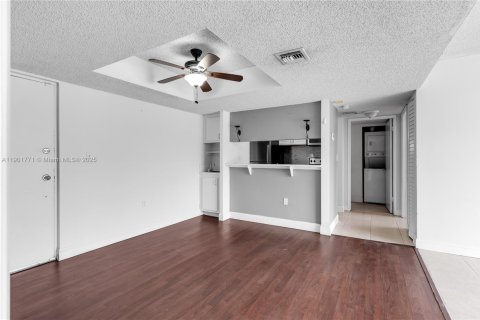 Condo in Miami, Florida, 2 bedrooms  № 1953245 - photo 6