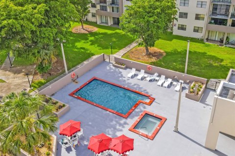 Condo in Miami, Florida, 2 bedrooms  № 1953245 - photo 14